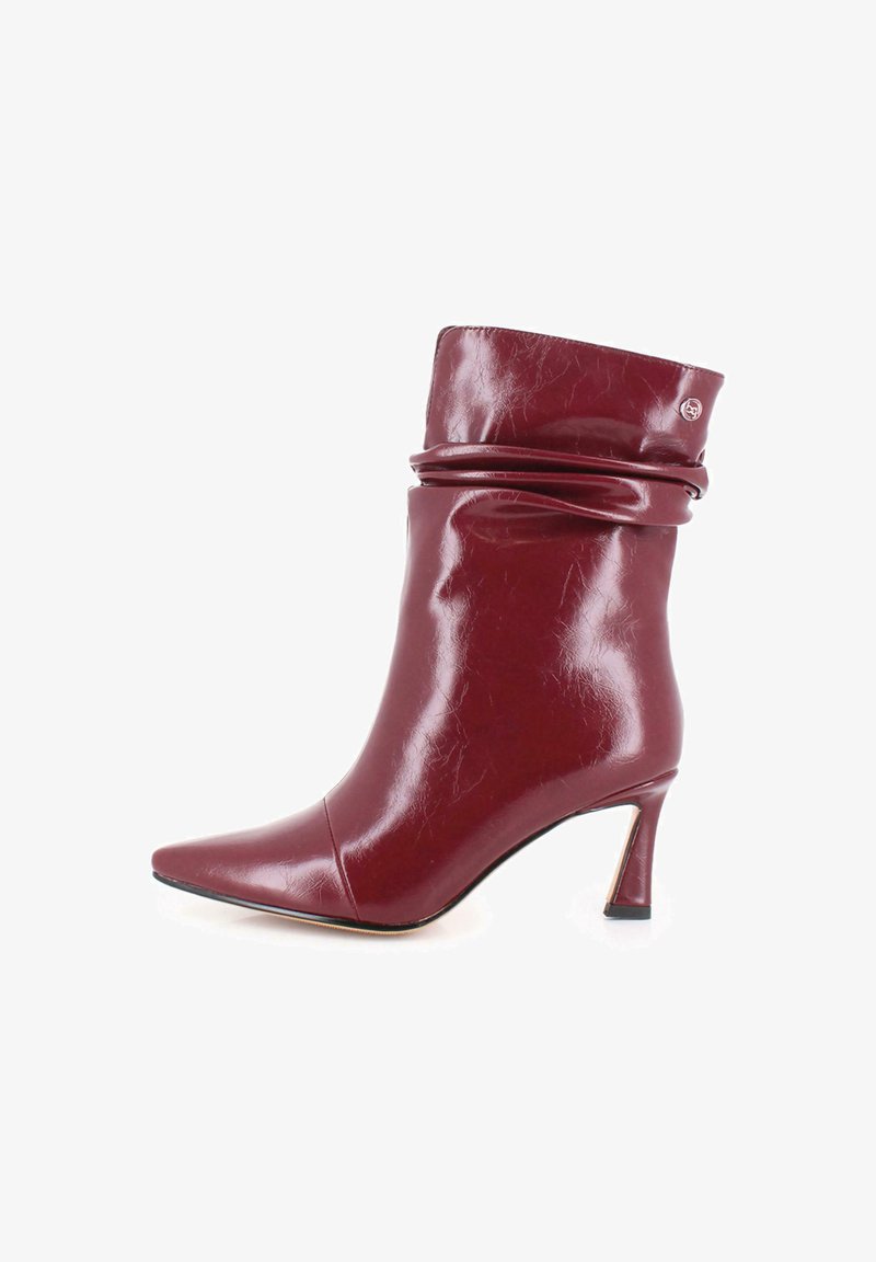 Botín de cuero burdeos hasta el tobillo con punta afilada, caña plisada y un tacón delgado, que presenta una textura brillante y un sutil detalle de marca.
