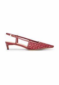 Talons aiguilles rouge avec un bout pointu, motif en relief texturé, petit talon et une fine bride de cheville avec une boucle métallique.