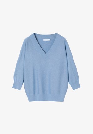 Svetlo modra V-izrezana jopica s tremi četrtinami rokavov ter rebrastimi manšetami in robom, položena na beli podlagi.