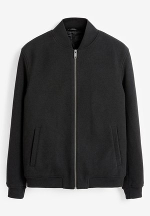 Chaqueta bomber en color negro, hecha de una tela suave. Cuenta con un cierre de cremallera en la parte delantera, cuello alto, y dos bolsillos laterales con puños y dobladillo acanalados.