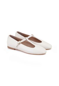 Weiße Lederballerinas mit runder Spitze, flacher Sohle und einem Riemen über dem Spann, der mit einer goldenen Schnalle gesichert ist. Glatte Textur mit minimalistischem Design.