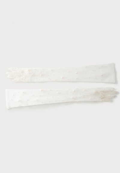 Paire de longs gants blancs transparents avec de petits points texturés et une délicate dentelle aux bouts des doigts, posés à plat sur une surface blanche.