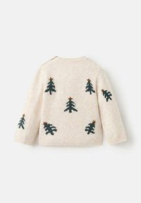 Krem pulover iz pletenine z dolgimi rokavi, ki vsebuje temno zelene vzorce božičnih dreves, okrašene z majhnimi rjavimi zvezdicami.