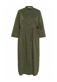 Olijfgroene blousejurk met een hoge kraag, driekwart mouwen en een gathered taille voor een ontspannen pasvorm, gemaakt van een lichte stof.