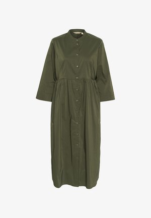 Rochie butonată de culoare verde măsliniu, cu guler înalt, mâneci până la trei sferturi și talie plisată pentru o croială lejeră, realizată dintr-un material ușor.