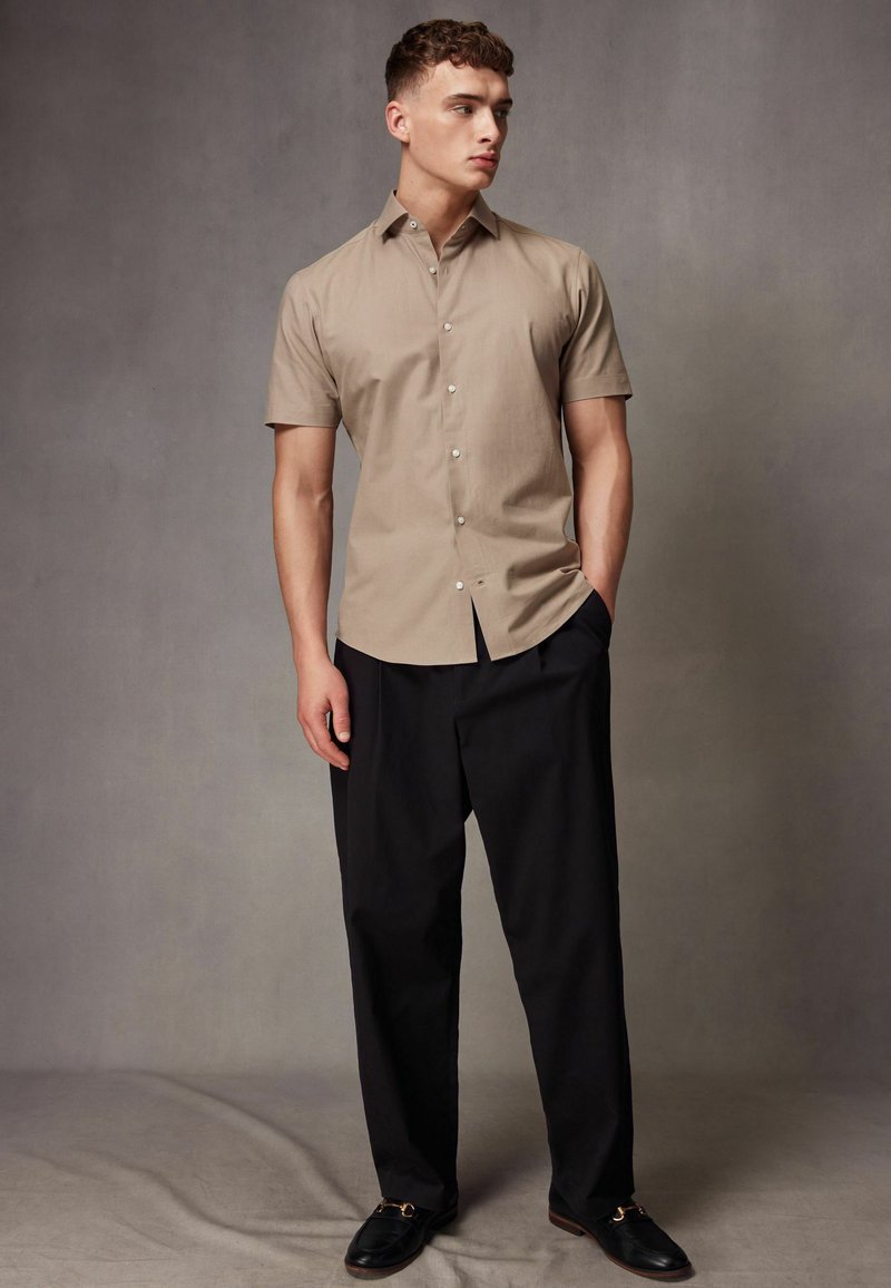 Next SHORT SLEEVE  - REGULAR FIT - Ing - neutral brown