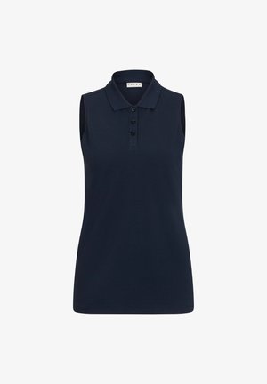 Polo sans manches bleu marine avec col à boutons, associé à un short bleu marine. Tissu léger et lisse. Des baskets blanches complètent la tenue.