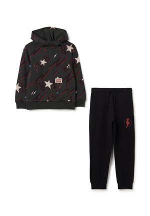 Kapuzensweatshirt in Dunkelgrau mit bunten Stern- und Blitzmustern, kombiniert mit schwarzen Jogginghosen, die ein rotes Blitzlogo tragen.