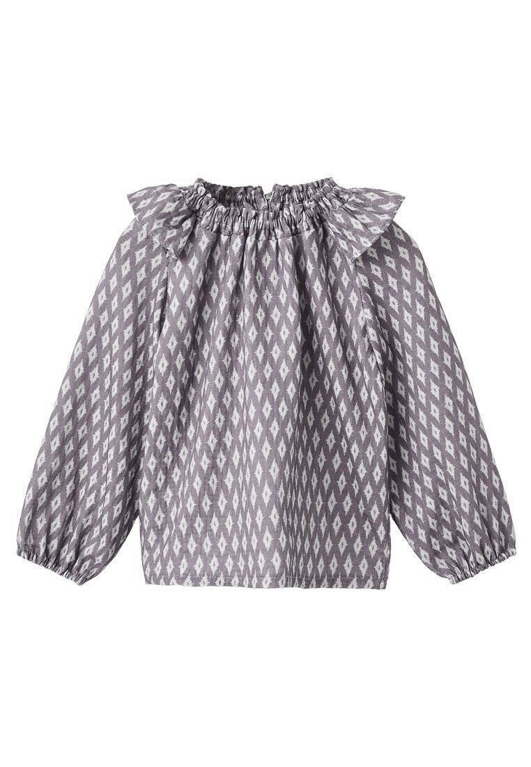 Siva bluzica s uzorkom dijamanata, naboranom izrezom, volanima i dugim rukavima s elastičnim manžetama. Izrađena od lagane tkanine.