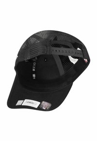 Schwarze Kappe mit gebogenem Schirm und Mesh-Rückenteil. Verfügt über einen verstellbaren Snapverschluss, Innenetiketten und einen farbenfrohen Logo-Aufkleber auf dem Schirm.