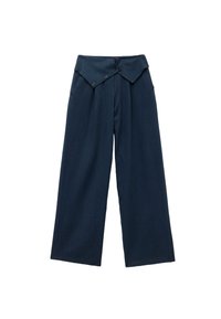 Wijdvallende trousers in donker marineblauwe stof. Kenmerkt zich door een unieke gevouwen tailleband met twee knopen en een soepele textuur. Geen patronen zichtbaar.