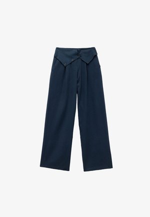 Hose mit weitem Bein aus dunkelblauem Stoff. Besondere Merkmale sind der gefaltete Bund mit zwei Knöpfen und die glatte Textur. Es sind keine Muster sichtbar.
