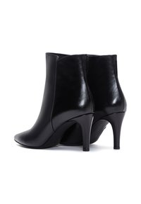 Bottines en cuir noir avec un bout pointu et un haut talon aiguille. Texture lisse avec des coutures minimales et sans motifs ni éléments visibles.