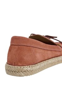 Suede slip-on cipela u prašnjavoj ružičastoj boji, s ravnim tkanim jutenim potplatom, minimalnim šavovima i zaobljenim stražnjim dijelom sa čipkastim detaljima.