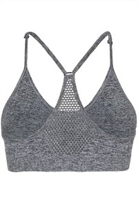 Sujetador deportivo gris con una espalda de malla, copas triangulares y tirantes finos ajustables. Fabricado con un material suave y elástico para mayor comodidad.