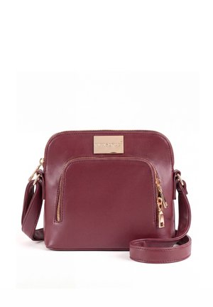 Kleine bordeauxrode leren crossbodytas met een voorvak met rits, gouden ritssluitingdetails en een verstelbare schouderriem.