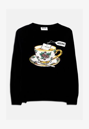Schwarzer Pullover mit einer bestickten Teetasse, einem Teebeutel und floralen Verzierungen. Das Design beinhaltet eine Untertasse unter der Tasse.