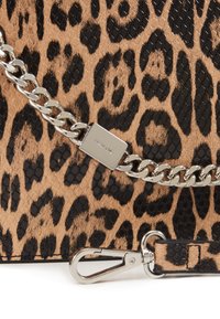 Pung med leopardprint, der har en tekstureret overflade som pels. Sølvfarvet kædehardware og en lukning fremhæver designet.