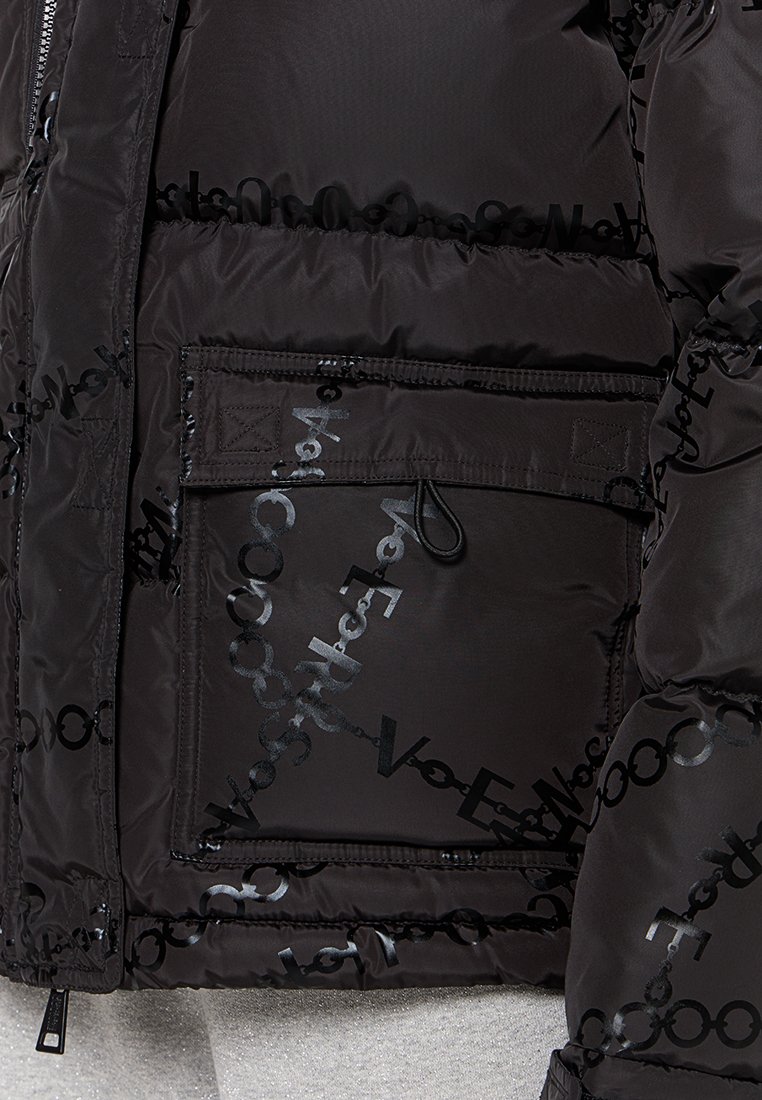 Chaqueta de plumas negra con acabado mate, que presenta un gran logotipo tonal, un frente con cremallera y un bolsillo con solapa en el lateral.