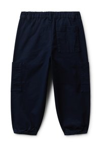 Námořnické modré cargo kalhoty s elastickým pasem a manžetami, které mají tři viditelné kapsy: jednu zadní a dvě boční cargo kapsy.