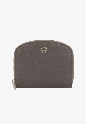 Grijze leren portemonnee met ritssluiting, een getextureerd oppervlak, afgeronde bovenkant en een metalen logo-accent aan de voorkant. Voorzien van een ritssluiting.