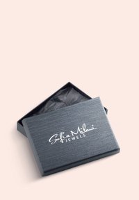 Grå smykkeboks med en tekstureret overflade, har et åbent låg der afslører sort silkepapir indeni, og "Sofia Milani Jewels" trykt på toppen.