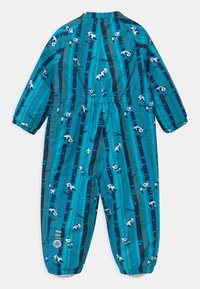 Tuta da pioggia blu con stampa di bambù e panda. Realizzata in materiale lucido e liscio, con polsini elastici e chiusure a pressione sul colletto.