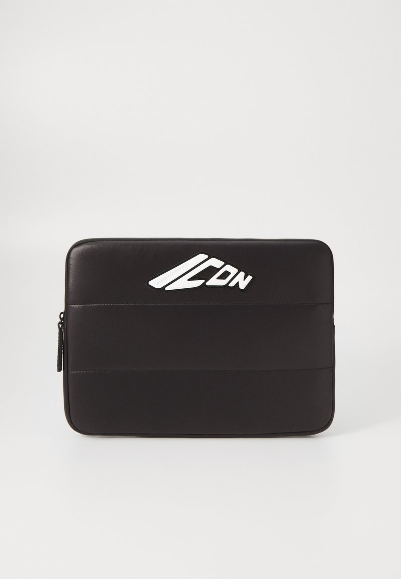 Custodia per laptop nera con texture liscia, con logo bianco sopra. Chiusura con zip, leggermente imbottita, forma rettangolare, design minimalista.