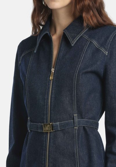 Jeanskleid mit Reißverschluss vorne, dunkelblauer Farbe, Kragen und kontrastierenden Nähten. Verfügt über einen Taillenbund mit einer goldfarbenen Schnalle.