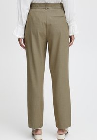 Vysoké nohavice rovného strihu z svetlohnedého materiálu s hladkou textúrou, s jednou zadnou vreckom a pútkami na opasok.