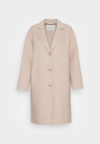 Beige uld-blandet frakke med spids krave, frontknapper og trekvartærmer. Har en afslappet pasform og minimalistisk design.