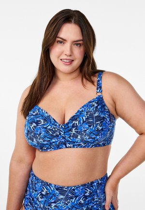 Blauwe bloemenbikinitop met een gerimpeld ontwerp, verstelbare bandjes en subtiele hardwareaccenten. Bijpassende bikinibroek zichtbaar. Gladde stof textuur.