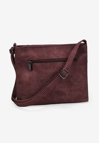 Bolso bandolera de imitación cuero burdeos con un bolsillo frontal con cremallera, correa ajustable y superficie texturizada. Forma rectangular y acabado mate.