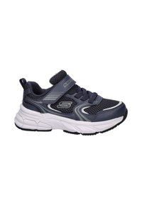 Marineblauwe mesh sportieve schoen met witte tussenzool, verstelbare band, gestructureerde zool en zilveren accenten aan de zijkanten en het logo voor extra detail.