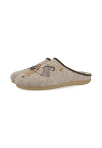Zapatillas de fieltro en color beige claro con forma redondeada, que presentan un diseño de cafetera y un pequeño acento amarillo en el lateral.