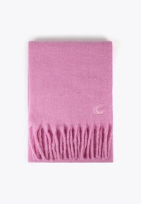 Lyserød frynset tørklæde lavet af blødt stof, med et subtilt præget logo i hjørnet. Glat tekstur med dekorative frynser i enderne.