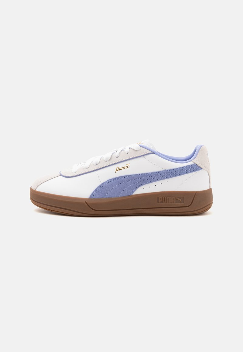 Бял маратонка Puma със светлосиня ивица и кафяво ходило, страничен изглед, показващ логото на Puma близо до връзките и ходилото.