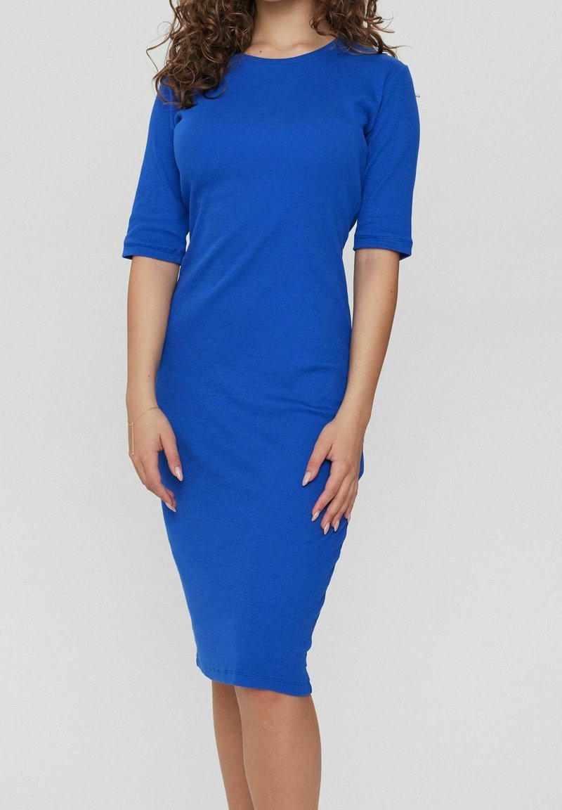 Robe ajustée bleue en tissu lisse. Elle présente des manches courtes, un col rond et une longueur mi-mollet, avec un design simple et uni.