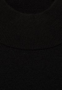 Crna pletena pleta s visokim izrezom, meke teksture i ravnomjernim, dosljednim uzorkom pletenja.