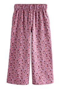 Pantaloni floreali rosa con una cintura elastica, caratterizzati da un motivo di piccoli fiori rossi, blu e scuri su un tessuto morbido e strutturato.
