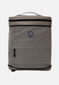 Harmaa suorakulmainen reppu, jossa on yläpide, etutasku vetoketjulla ja pyöreä logo. Sileä pinta hienostuneella kiillolla ja mustat vetoketjuviimeistelyt.