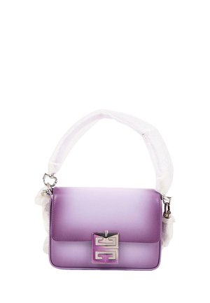 Pequeño bolso rectangular de lavanda con cierre geométrico plateado y una correa corta y acolchada cubierta con material protector blanco.