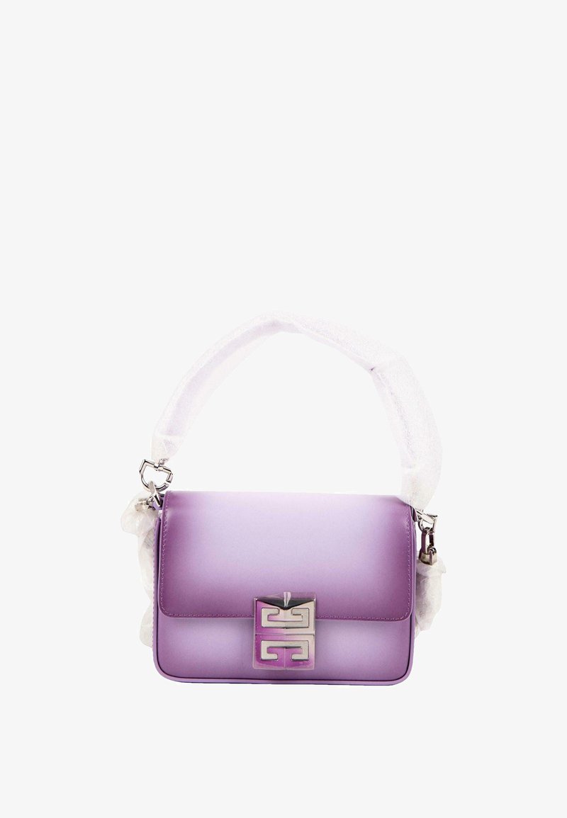 Petit sac à main rectangulaire lavande avec un fermoir géométrique argenté et une courte bandoulière rembourrée recouverte d'un matériau protecteur blanc.