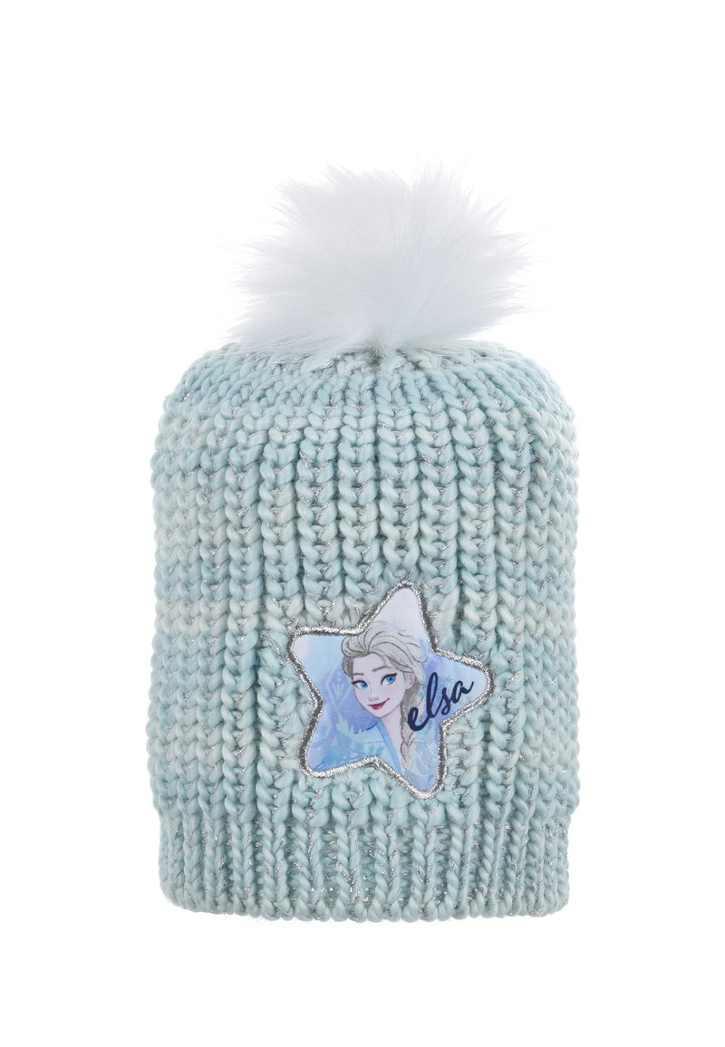 Jasnoniebieska dziergana czapka z białym pomponem, z łatką w kształcie gwiazdy przedstawiającą postać oraz srebrnymi nićmi.