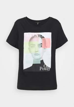 Czarna koszulka z krótkim rękawem z grafiką twarzy kobiety nakładaną na pastelowe bloki kolorów oraz napisem "WONDER" i "Girl Power".