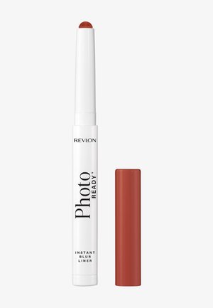 Revlon PhotoReady Instant Blur Liner blanc avec capuchon marron, capuchon retiré montrant une pointe arrondie de crayon eye-liner marron.