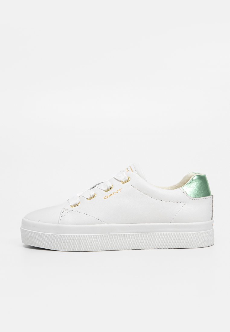 Weiße Ledersneaker mit goldenen Ösen und Logo, grünem Fersenakzent, strukturiertem Sohlen und flachen Schnürsenkeln. Einfaches, modernes Design.