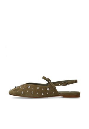 Scarpa slingback piatta in camoscio verde oliva con borchie metalliche argento e cinturino alla caviglia regolabile con fibbia.