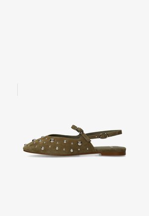 Chaussure plate slingback en daim vert olive avec des clous en métal argenté et une bride de cheville réglable avec boucle.