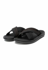 Sandalias negras con diseño de tiras cruzadas, que cuentan con detalles de costura en naranja y una suela negra acolchada para comodidad y soporte.